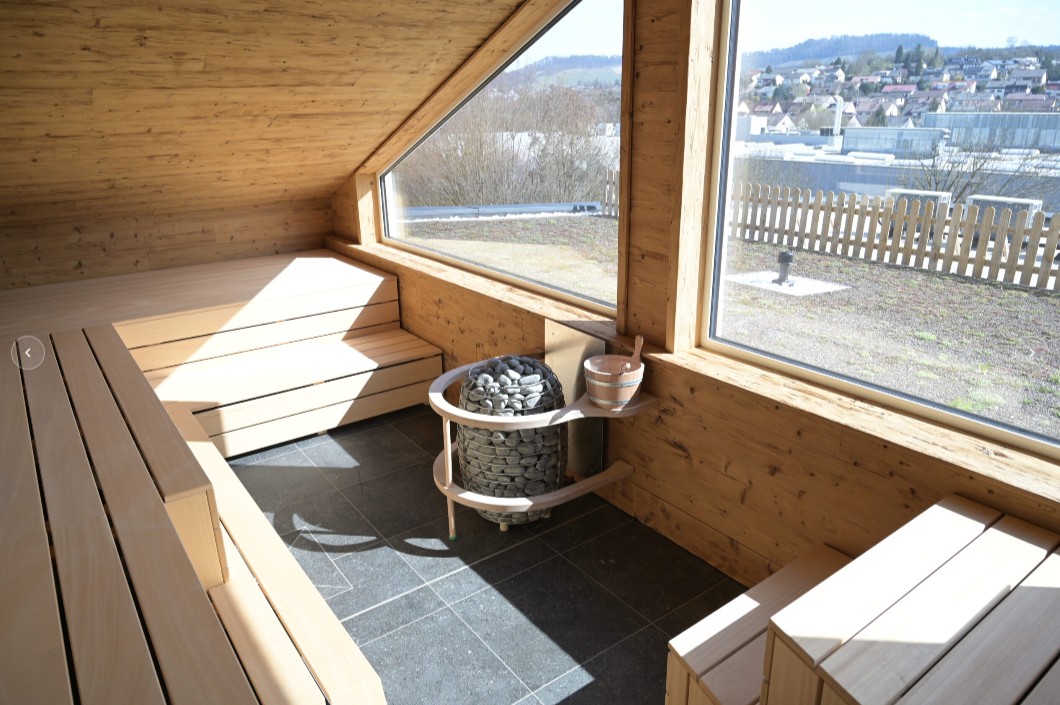 Panoramasauna mit Holzvertäfelung